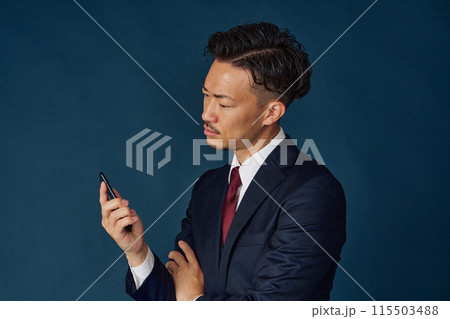 スマホを使うビジネスマン スマホを使うビジネスマン 115503488