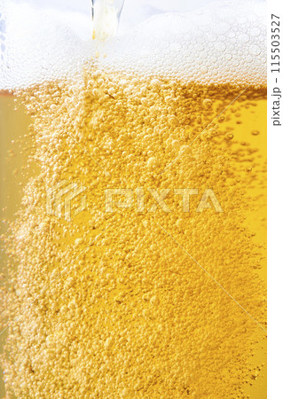 グラスに注がれた生ビール、クローズアップ グラスに注がれた生ビール、クローズアップ 115503527