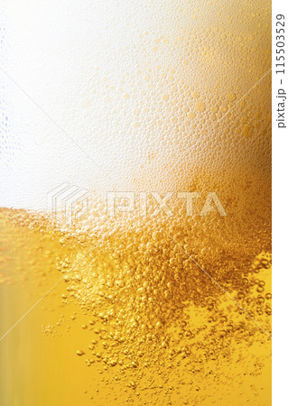 グラスに注がれた生ビール、クローズアップ 115503529