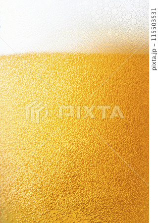 グラスに注がれた生ビール、クローズアップ グラスに注がれた生ビール、クローズアップ 115503531
