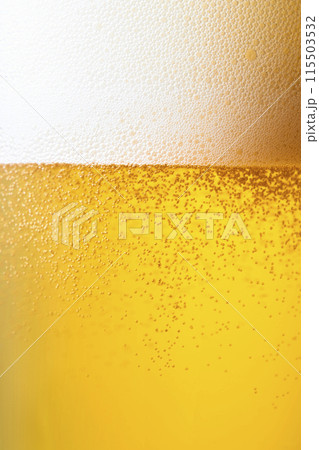 グラスに注がれた生ビール、クローズアップ 115503532