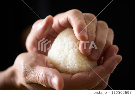 おにぎりを握る男性 115503698