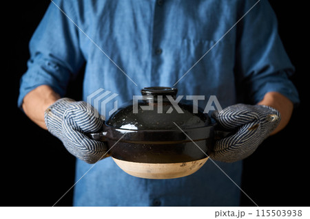 炊飯土鍋を持つ男性 115503938