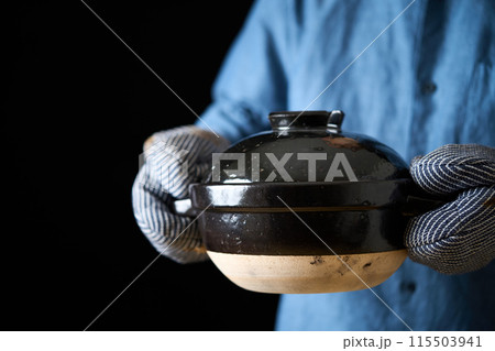 炊飯土鍋を持つ男性 炊飯土鍋を持つ男性 115503941