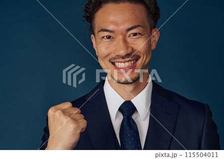 ガッツポーズをするビジネスマン 115504011