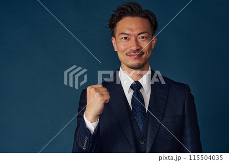 ガッツポーズをするビジネスマン ガッツポーズをするビジネスマン 115504035