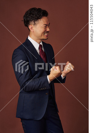 ガッツポーズをするビジネスマン ガッツポーズをするビジネスマン 115504043