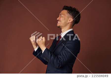 ガッツポーズをするビジネスマン 115504049