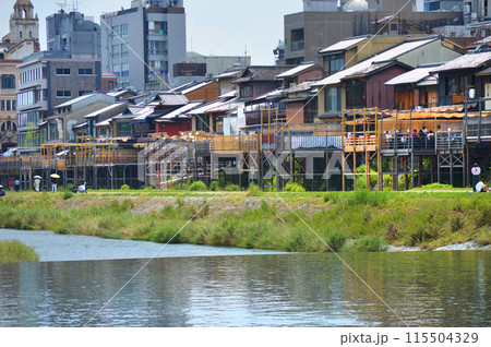 初夏の納涼床が連なる京都市鴨川西岸の風景 115504329