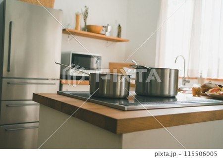 IHクッキングヒーターと鍋のあるオープンキッチンの風景 IHクッキングヒーターと鍋のあるオープンキッチンの風景 115506005