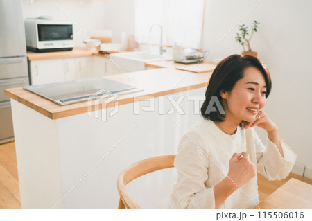 a forty-something woman 115506016