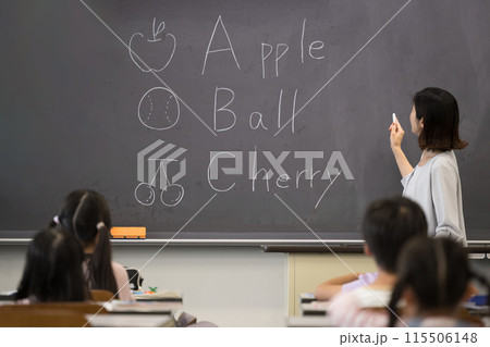 日本の小学校の教室で英語の授業をする様子 先生と子どもたち全員の顔無し 日本の小学校の教室で英語の授業をする様子 先生と子どもたち全員の顔無し 115506148