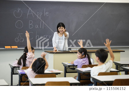 日本の小学校の教室で英語の授業をする様子 先生と子どもたち 日本の小学校の教室で英語の授業をする様子 先生と子どもたち 115506152