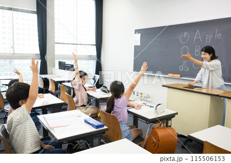 日本の小学校の教室で英語の授業をする様子 先生と子どもたち 日本の小学校の教室で英語の授業をする様子 先生と子どもたち 115506153