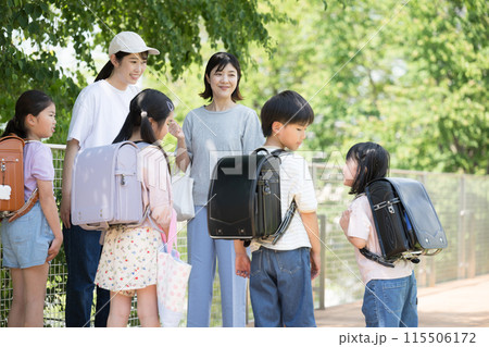 小学生と保護者、朝の登校班の送迎の様子 今日も元気にいってきます! 小学生と保護者、朝の登校班の送迎の様子 今日も元気にいってきます! 115506172