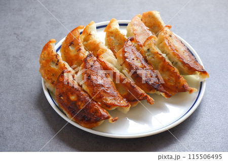 外がパリパリ、中がジューシーな焼きギョウザ 115506495