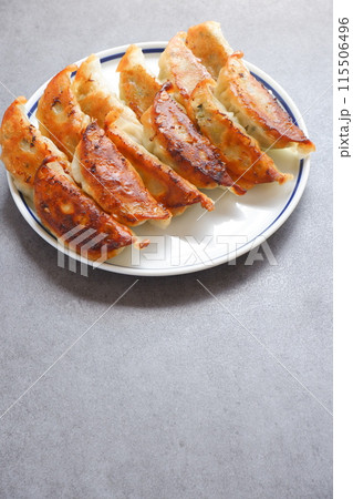 外がパリパリ、中がジューシーな焼きギョウザ 115506496