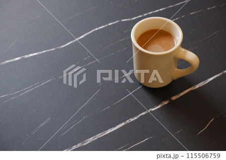 ミルクたっぷりのコーヒーは朝におすすめ 115506759