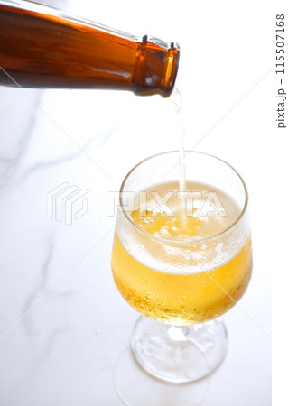 よく冷えたビールをグラスに注ぐ 115507168