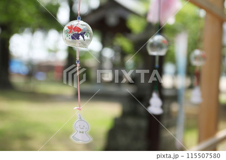神社のカラフルな風鈴 神社のカラフルな風鈴 115507580