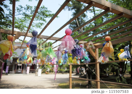 神社のカラフルなてるてる坊主 115507583