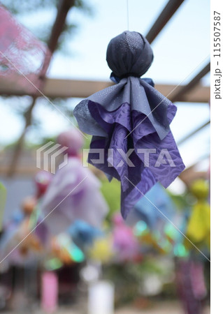 神社のカラフルなてるてる坊主 115507587