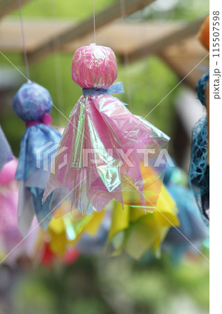 神社のカラフルなてるてる坊主 神社のカラフルなてるてる坊主 115507598
