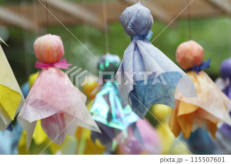 神社のカラフルなてるてる坊主 神社のカラフルなてるてる坊主 115507601