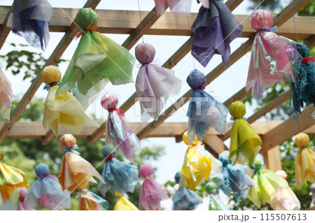 神社のカラフルなてるてる坊主 神社のカラフルなてるてる坊主 115507613