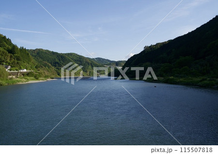 影がかかってきてる仁淀川の風景 115507818