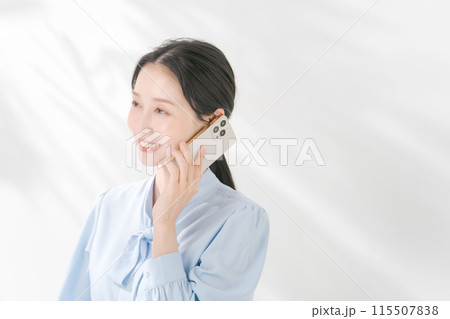 電話をする女性 115507838