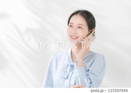 電話をする女性 115507840