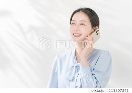 電話をする女性 電話をする女性 115507841