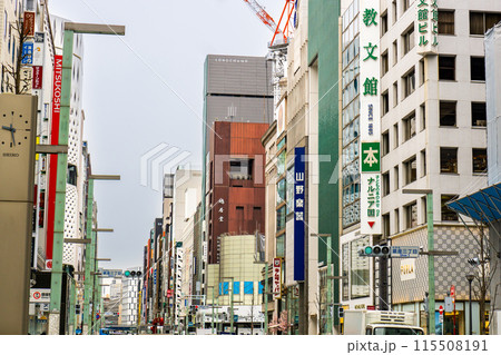 東京都中央区銀座中央通りの繁華街（銀座四丁目交差点） 115508191