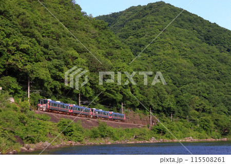 高梁川と伯備線227系Urara（山陽本線三石行） 115508261