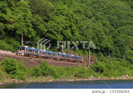 高梁川と伯備線227系Urara（山陽本線三石行） 115508263