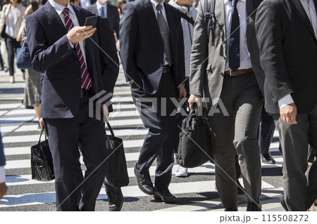 横断歩道を渡るビジネスマンたち 115508272