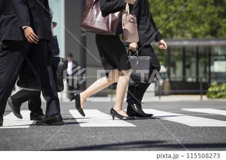 横断歩道を渡るスーツの女性の足元 横断歩道を渡るスーツの女性の足元 115508273