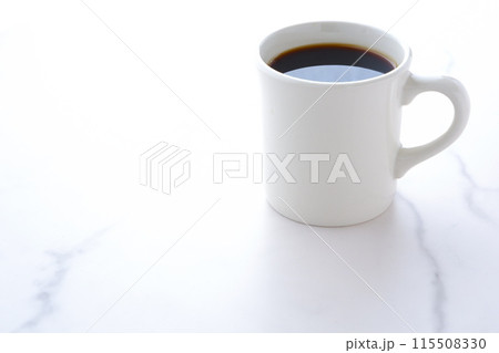 お気に入りのマグカップに淹れたてのコーヒーを入れた朝の風景 115508330