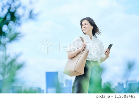 カジュアルな服装で出社する若い女性 115508465