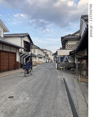 倉敷美観地区を自転車で通り過ぎる人が写る生活感のある一コマ 倉敷美観地区を自転車で通り過ぎる人が写る生活感のある一コマ 115508798