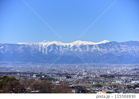 甲府市越しに南アルプスを眺める 115508930