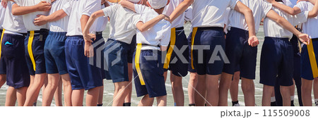 小学校の運動会の学生たちの姿 115509008
