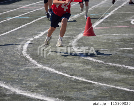 小学校の運動会の学生たちのリレーの走る姿 小学校の運動会の学生たちのリレーの走る姿 115509029