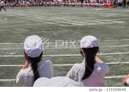 小学校の運動会の学生たちの休憩する姿 小学校の運動会の学生たちの休憩する姿 115509040