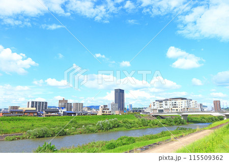 岐阜県多治見市、多治見市民病院と多治見駅前高層ビルの風景 岐阜県多治見市、多治見市民病院と多治見駅前高層ビルの風景 115509362