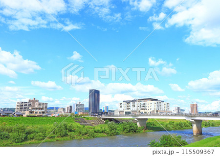 岐阜県多治見市、多治見市民病院と多治見駅前高層ビルの風景 115509367