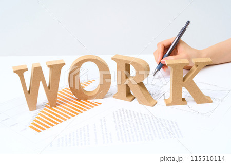 「WORK」と並べられたアルファベットの木製ブロック 115510114