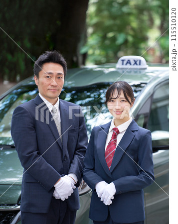 笑顔で視線を向けるタクシー乗務員の男性と女性 115510120