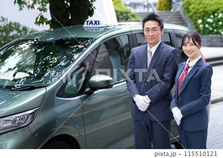 笑顔で視線を向けるタクシー乗務員の男性と女性 笑顔で視線を向けるタクシー乗務員の男性と女性 115510121